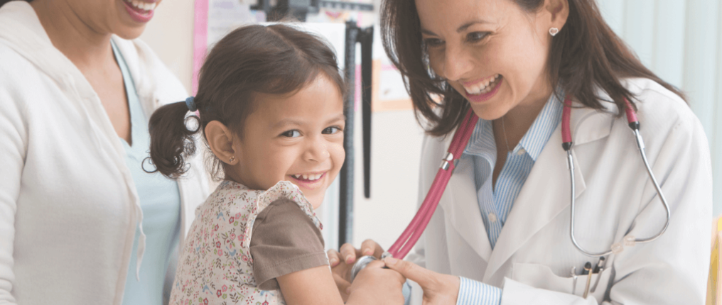 Docteur avec un patient enfant